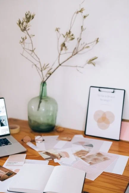 Un écran d’ordinateur moderne affichant un travail de web design, mettant en valeur des visuels créatifs dans un espace de travail.