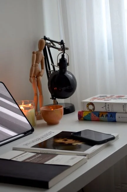 Un bureau moderne et élégant équipé d’appareils Apple : iMac, MacBook et iPad.